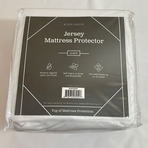 NWOT Sealed WeekenderJersey Mattress Protector Queen/White